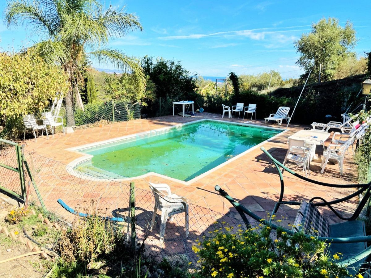 Villa for sale in Estepona