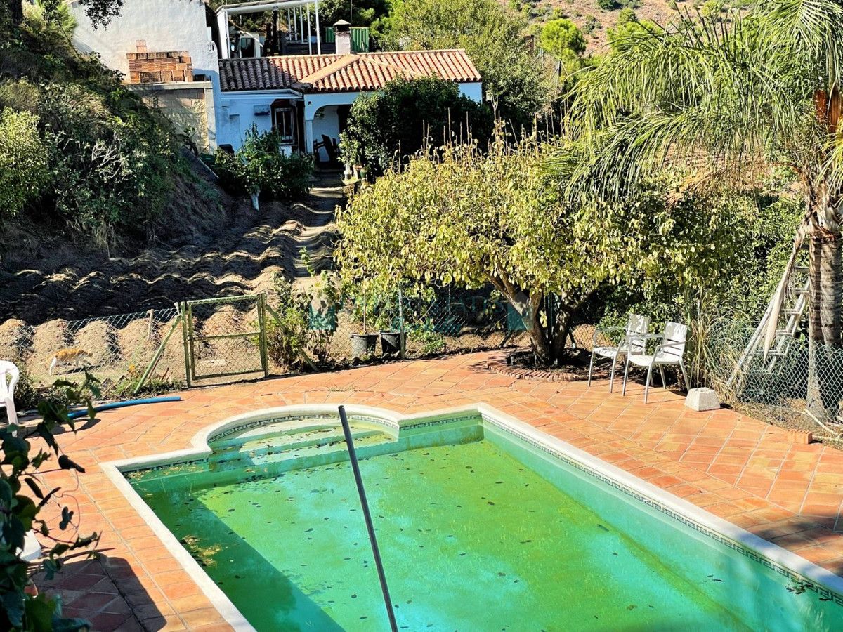 Villa for sale in Estepona