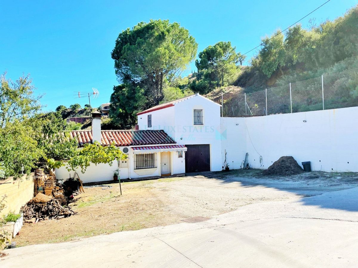 Villa for sale in Estepona