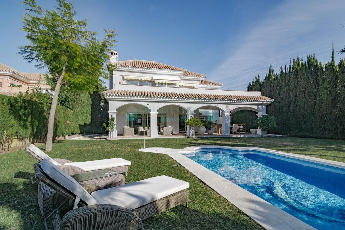 Villa for sale in Nueva Andalucia