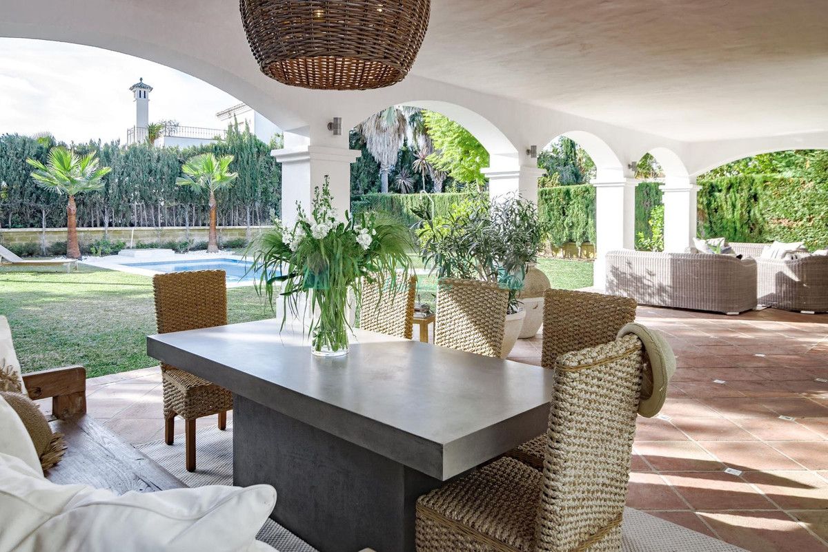 Villa for sale in Nueva Andalucia