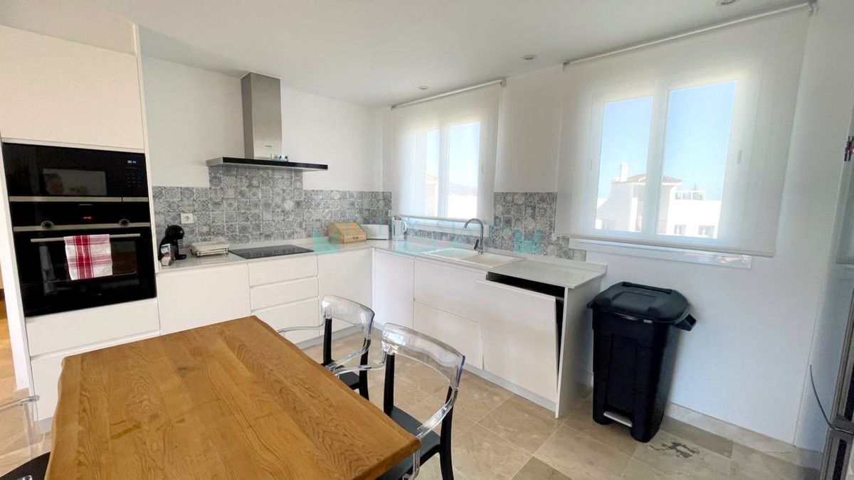 Penthouse for rent in El Paraiso, Estepona