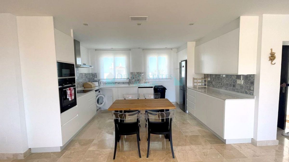 Penthouse for rent in El Paraiso, Estepona