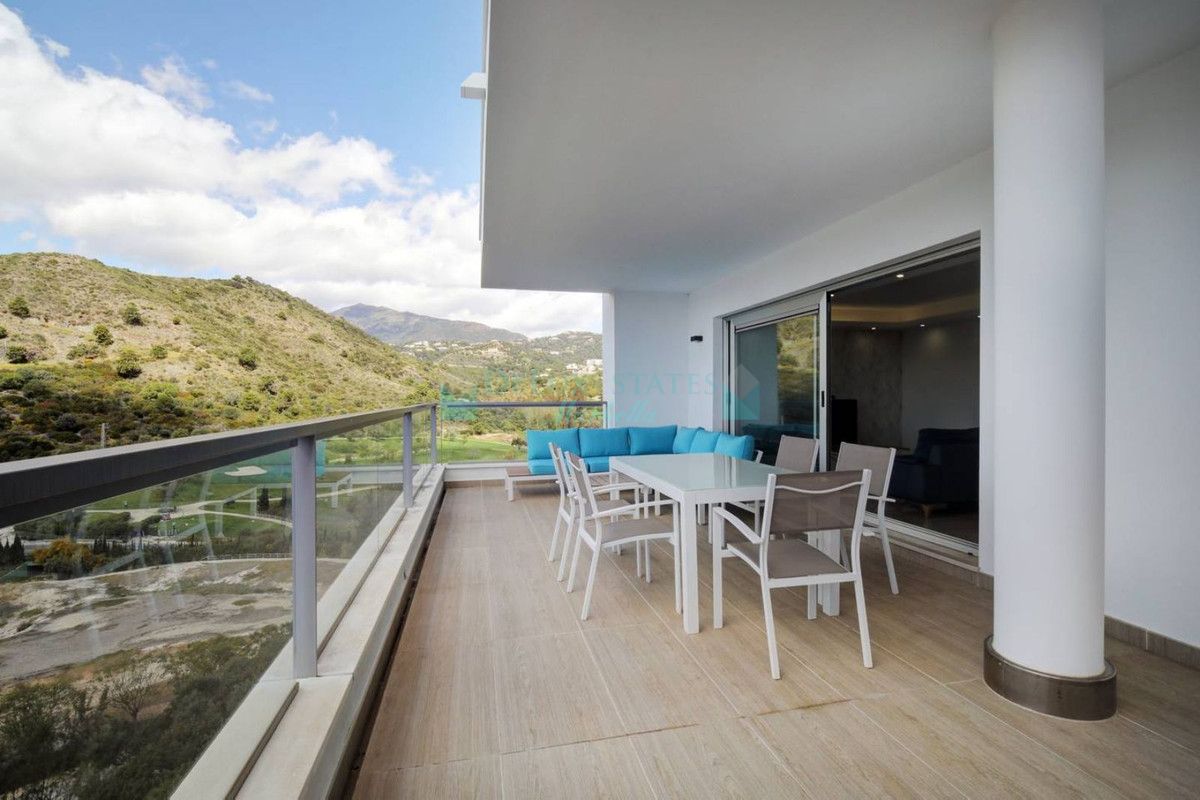 Apartamento en venta en Los Arqueros, Benahavis