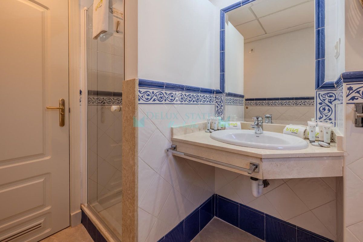 Penthouse for sale in La Mairena, Marbella East