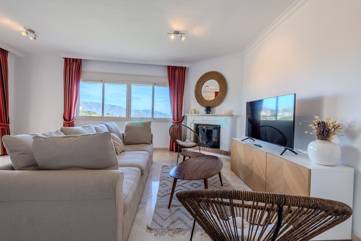 Penthouse for sale in La Mairena, Marbella East
