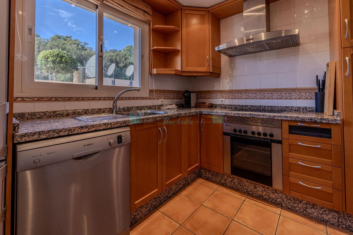 Penthouse for sale in La Mairena, Marbella East