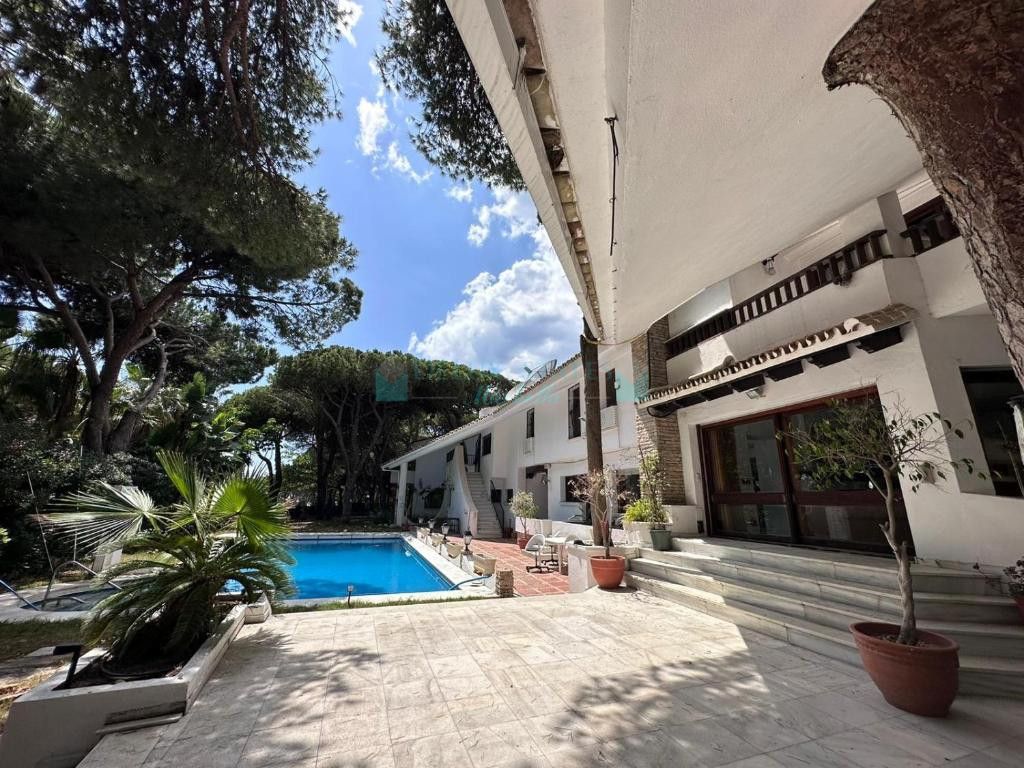 Villa for sale in Cabopino, Marbella East