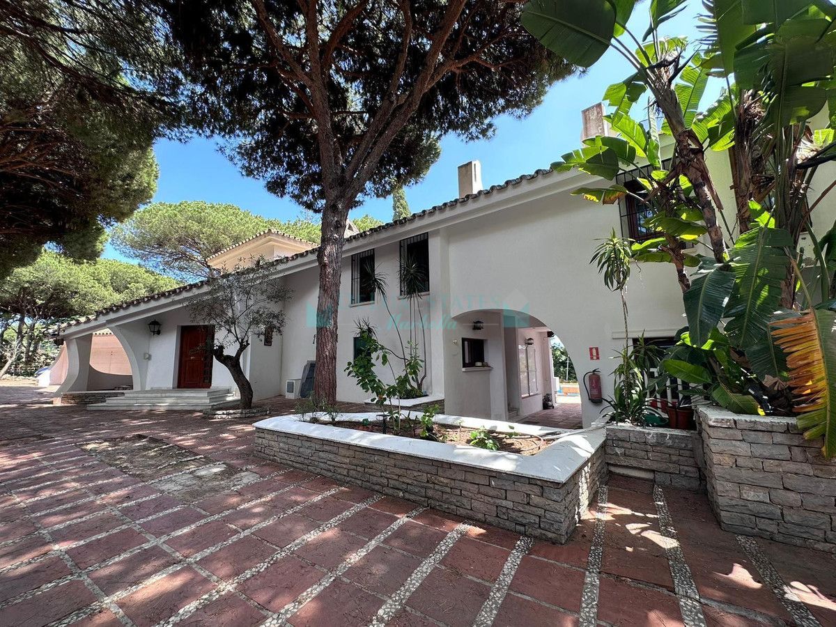 Villa for sale in Cabopino, Marbella East