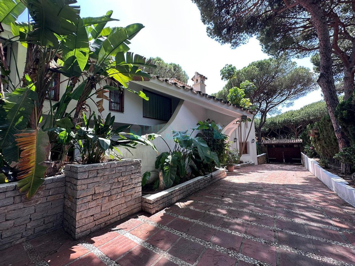 Villa for sale in Cabopino, Marbella East