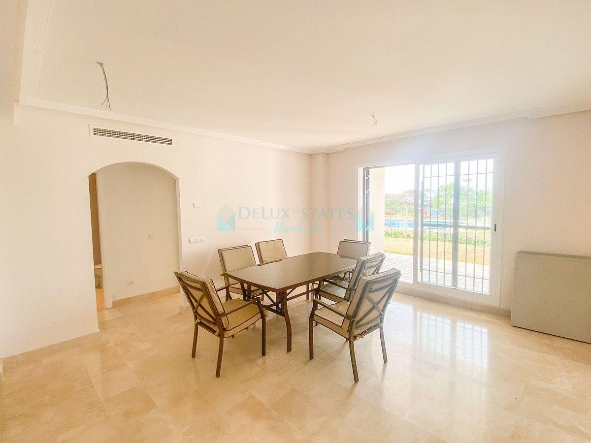 Apartamento Planta Baja en venta en Los Arqueros, Benahavis