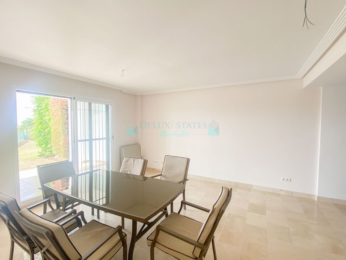 Apartamento Planta Baja en venta en Los Arqueros, Benahavis