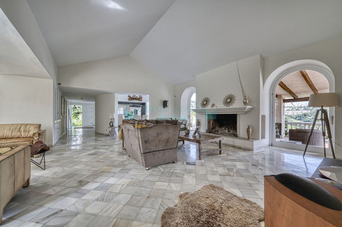 Villa for sale in El Almendro, Benahavis