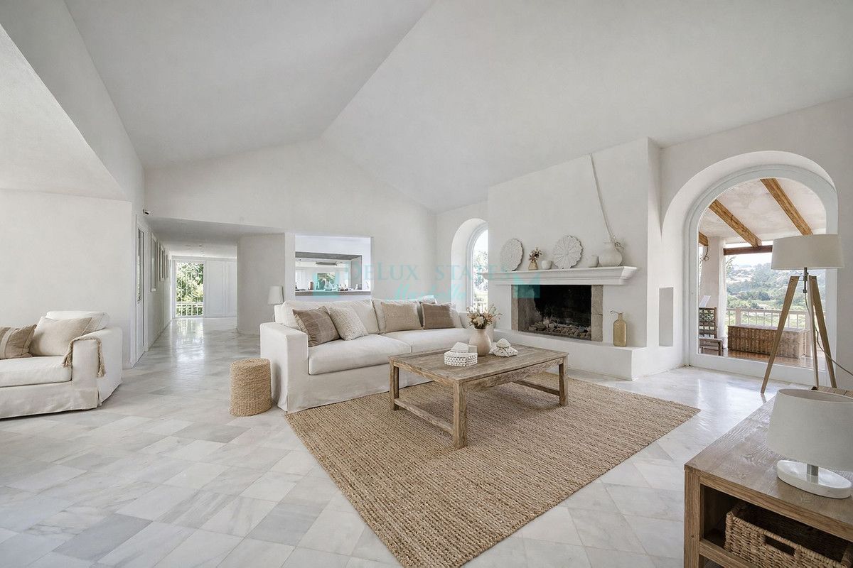 Villa for sale in El Almendro, Benahavis