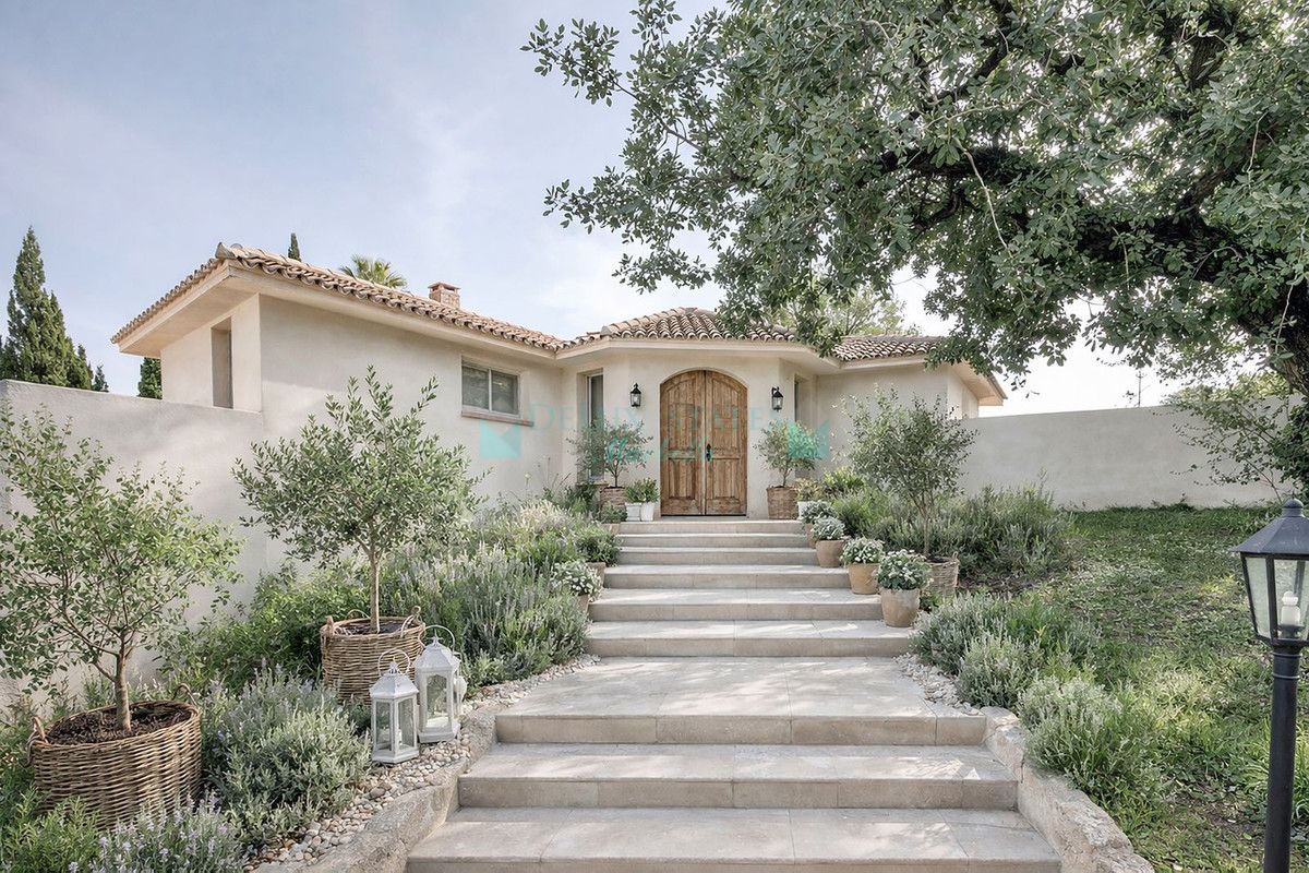 Villa for sale in El Almendro, Benahavis