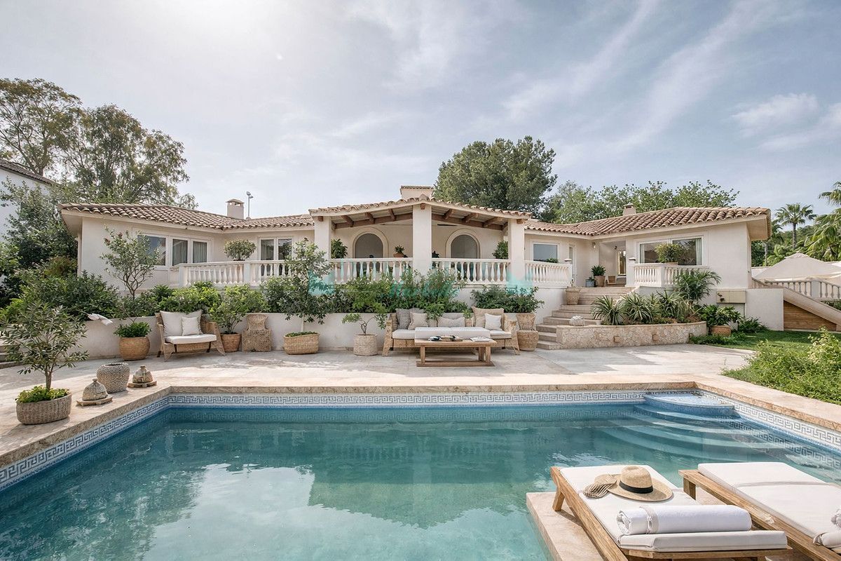 Villa for sale in El Almendro, Benahavis