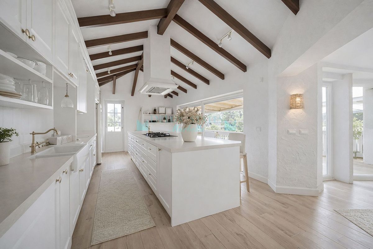 Villa for sale in El Almendro, Benahavis