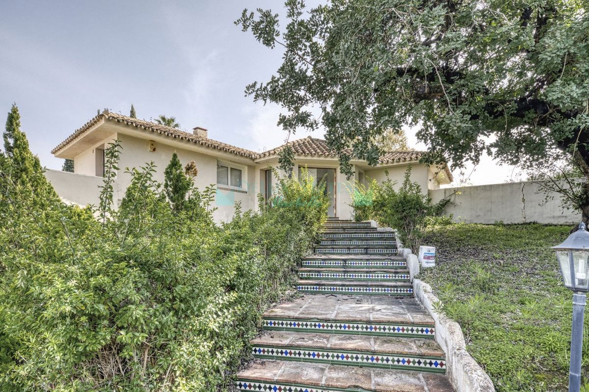 Villa for sale in El Almendro, Benahavis