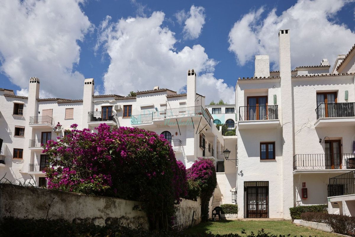 Ground Floor Apartment for sale in Benahavis