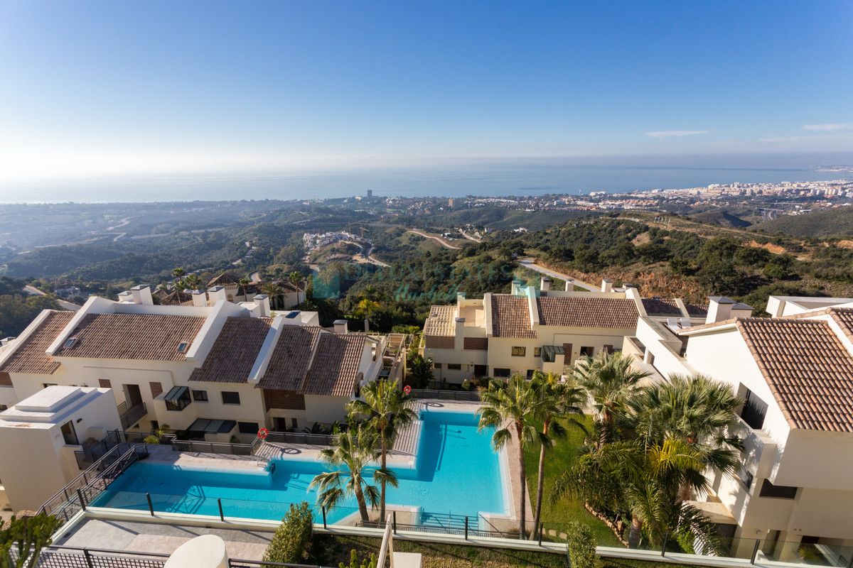 Penthouse for rent in Los Altos de los Monteros, Marbella East