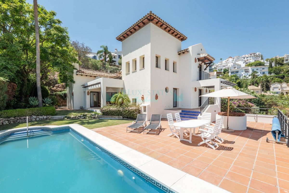 Villa for sale in Benahavis