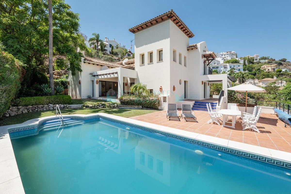 Villa for sale in Benahavis