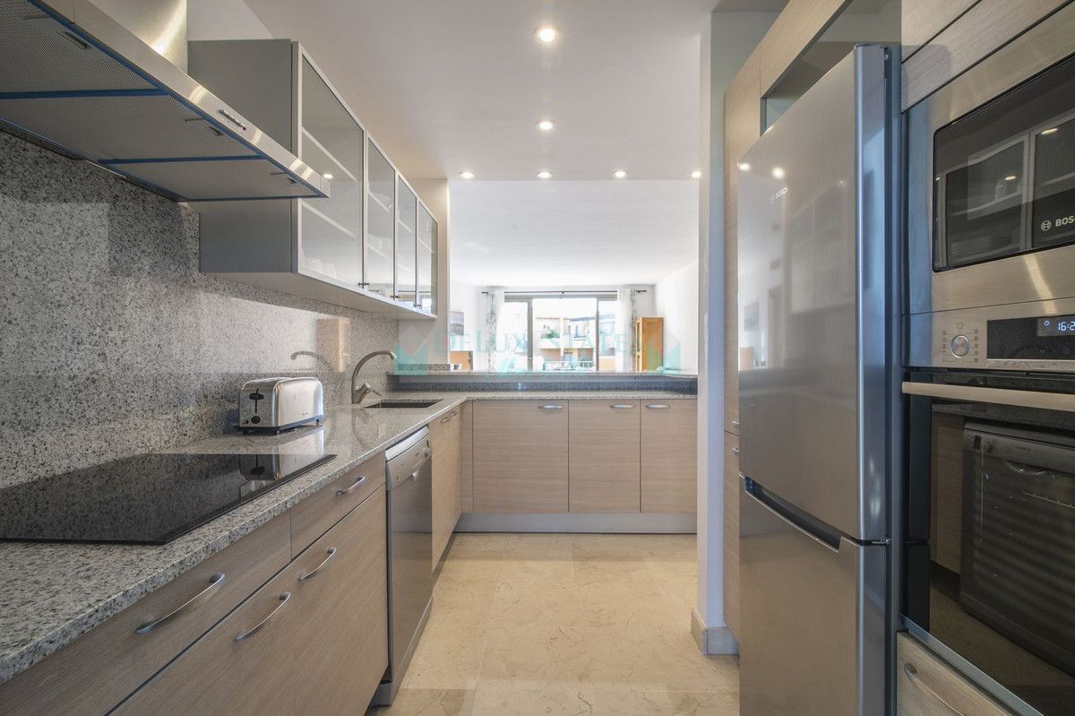 Ático en alquiler en Bel Air, Estepona