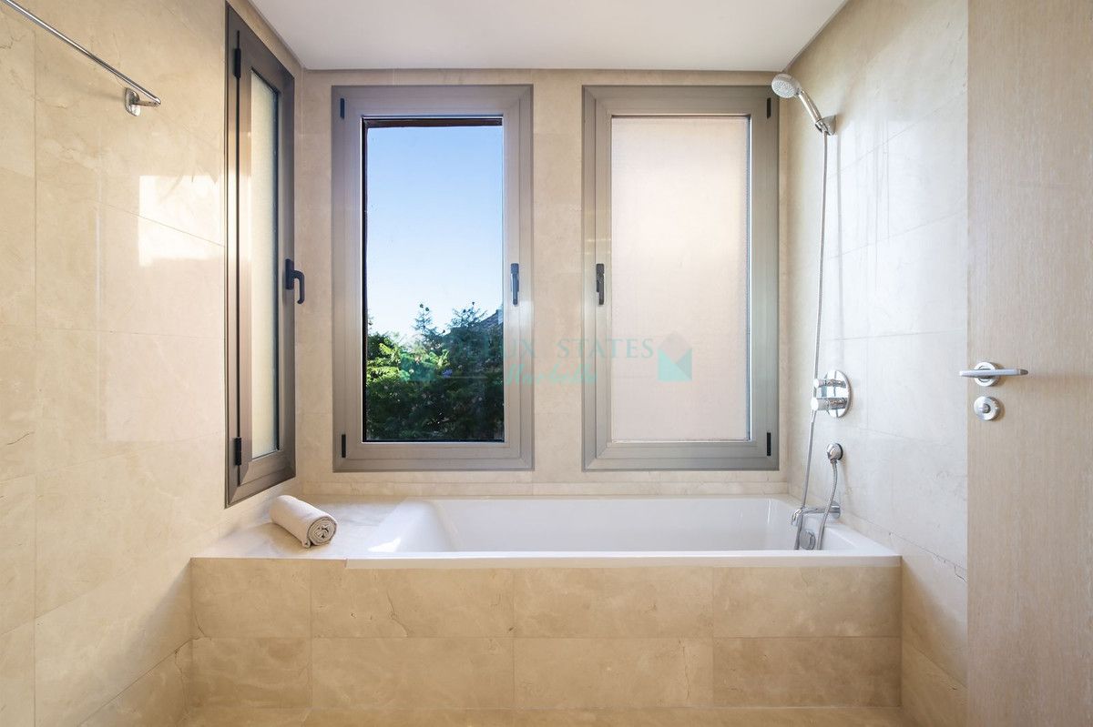 Ático en alquiler en Bel Air, Estepona