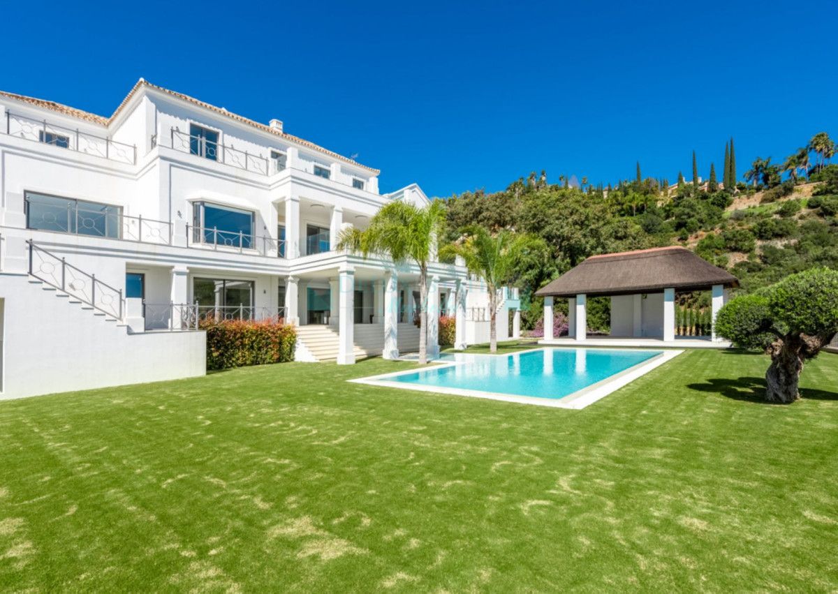 Villa for sale in El Madroñal, Benahavis