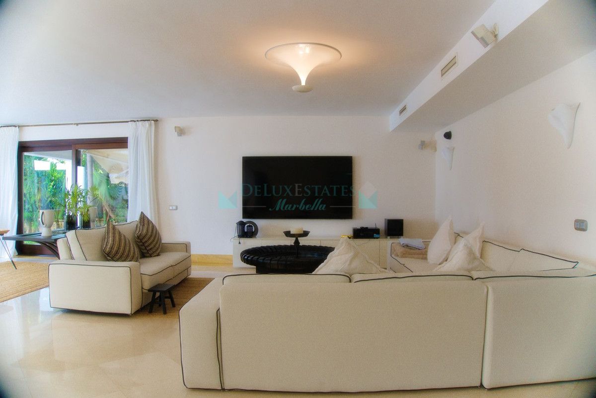 Villa for sale in Nueva Andalucia