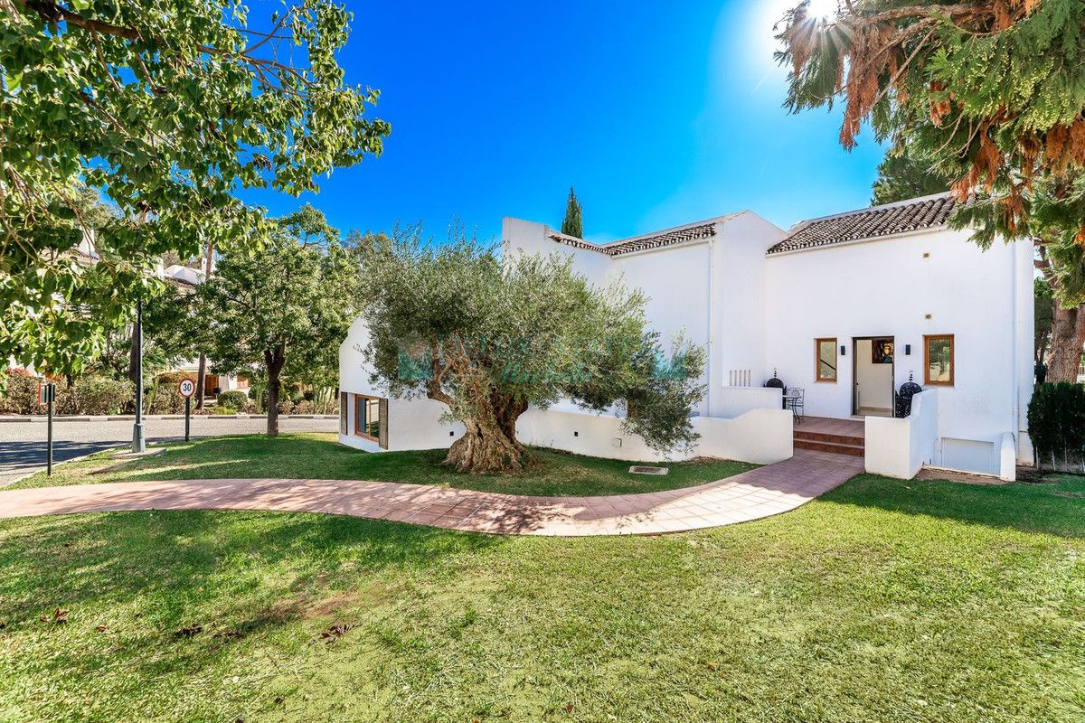 Villa for sale in Nueva Andalucia