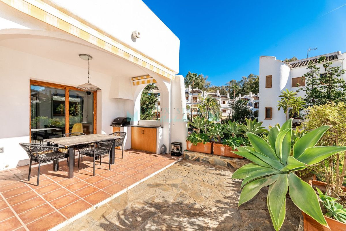 Villa for sale in Nueva Andalucia