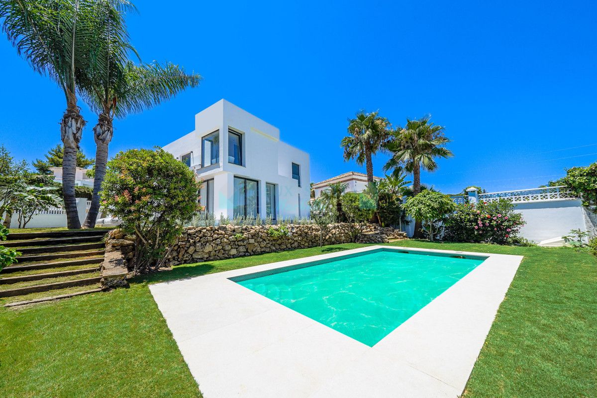 Villa for sale in Nueva Andalucia