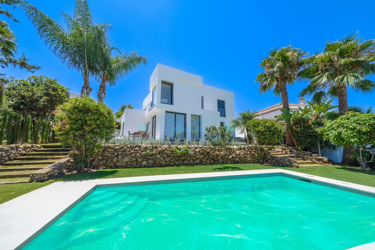 Villa for sale in Nueva Andalucia