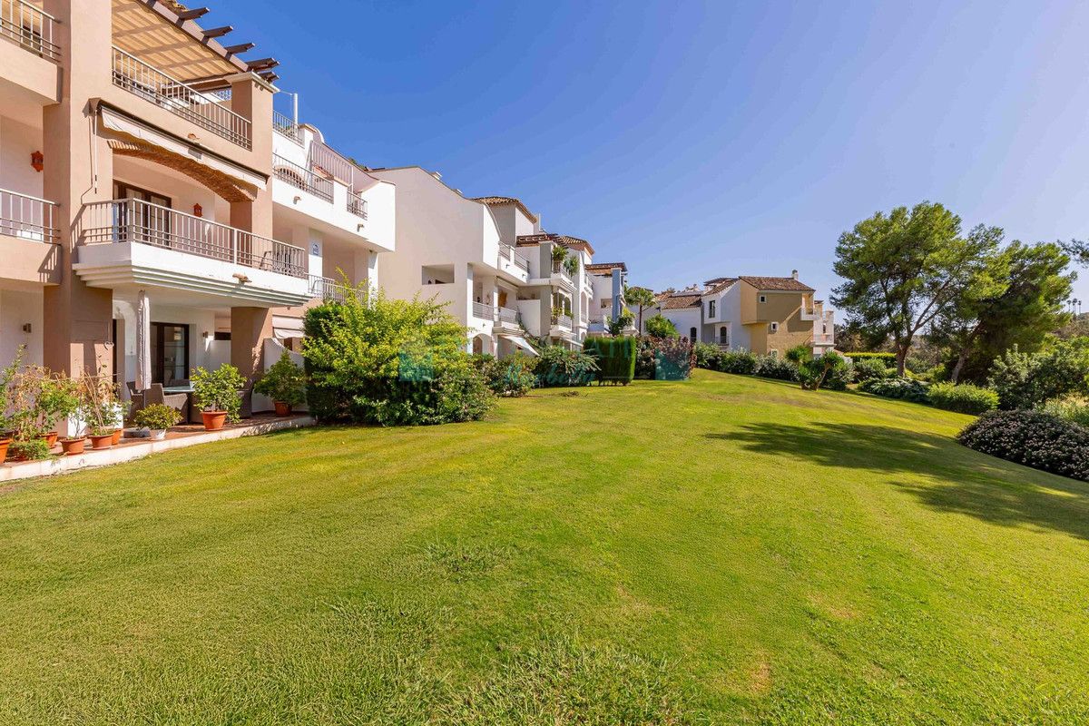 Apartamento Planta Baja en venta en Los Arqueros, Benahavis