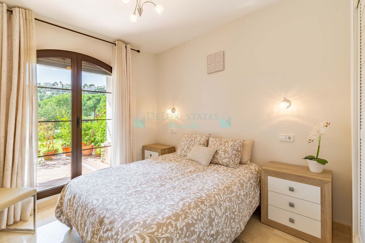 Apartamento Planta Baja en venta en Los Arqueros, Benahavis