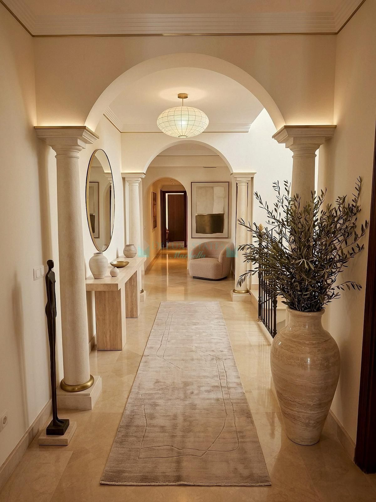 Villa for sale in La Mairena, Marbella East