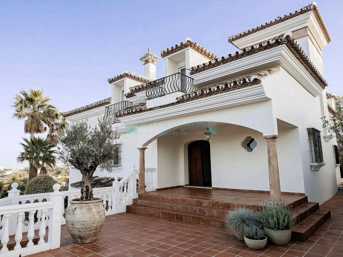 Villa for sale in La Mairena, Marbella East