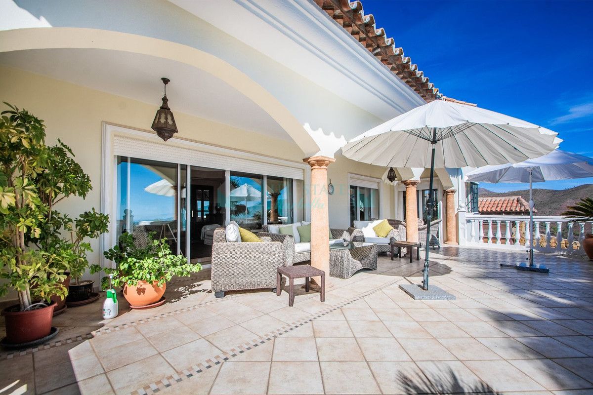 Villa for sale in La Mairena, Marbella East