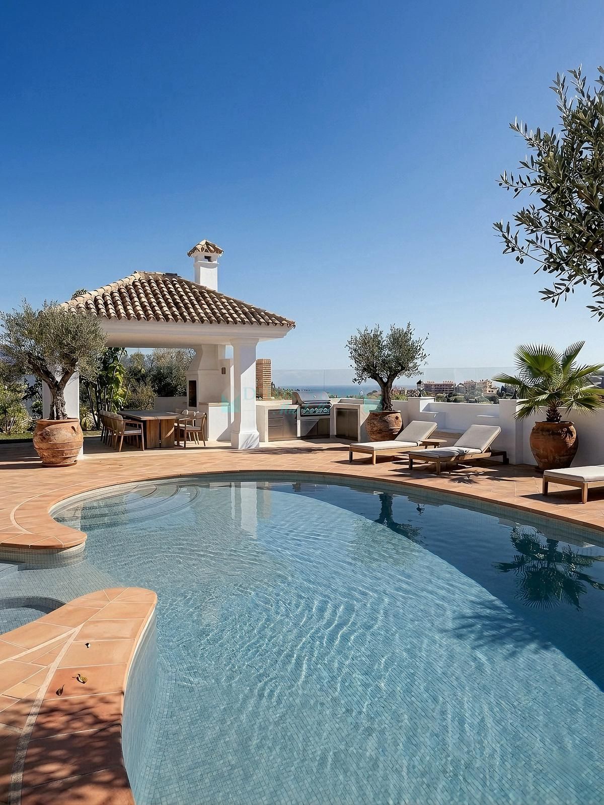 Villa for sale in La Mairena, Marbella East