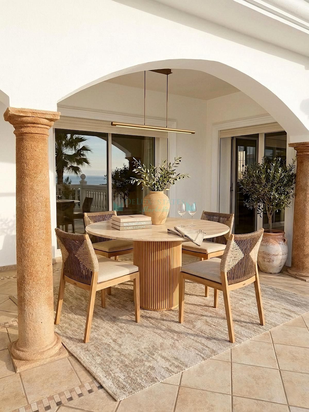 Villa for sale in La Mairena, Marbella East