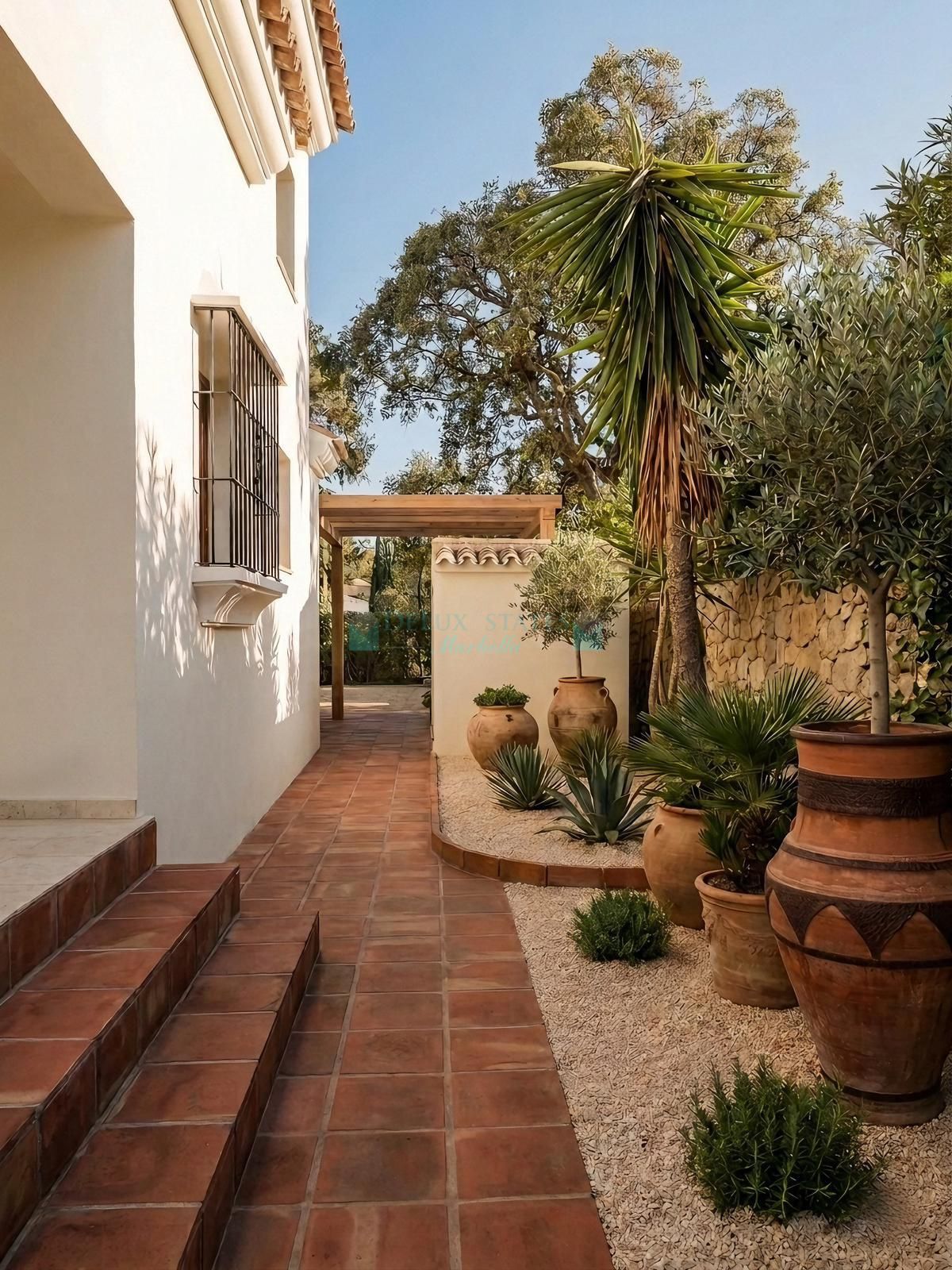 Villa for sale in La Mairena, Marbella East