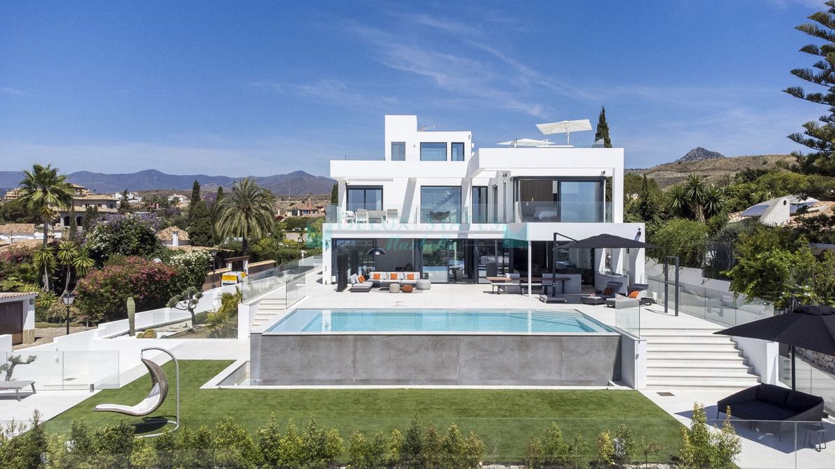 Villa for sale in El Paraiso, Estepona