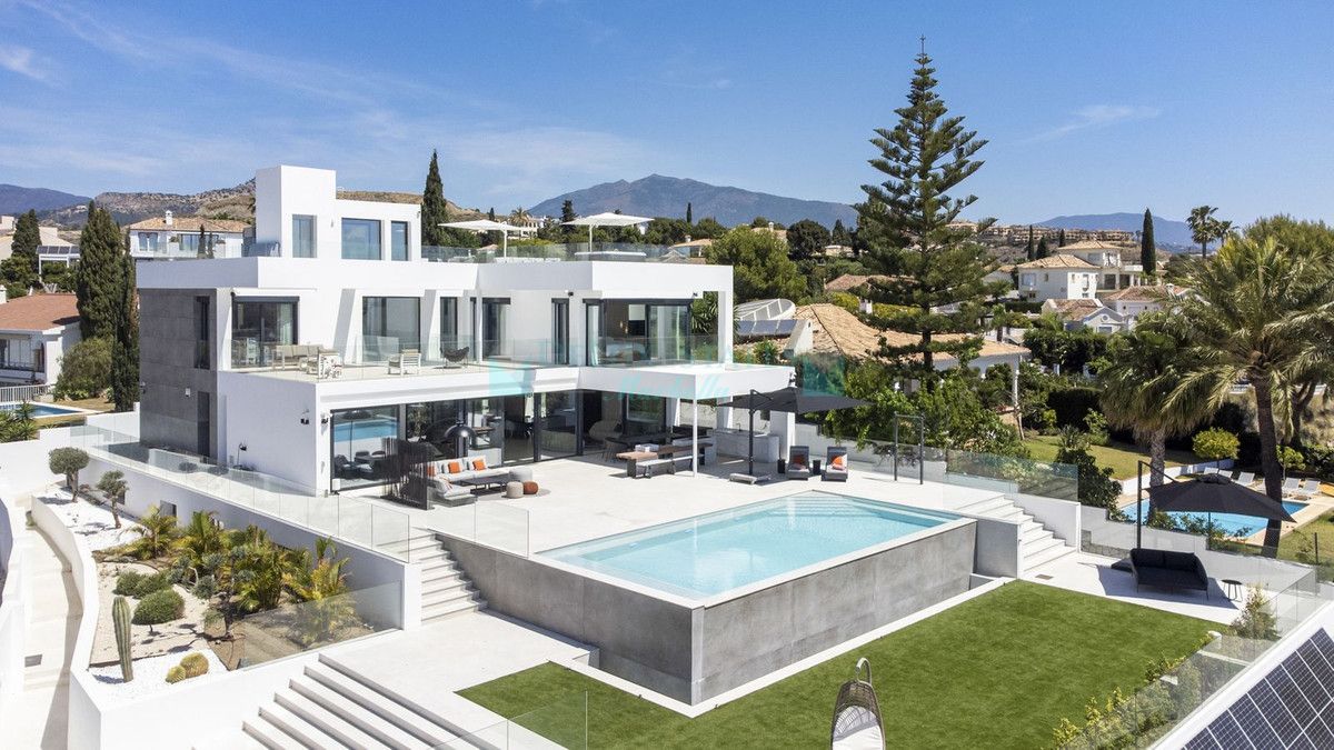 Villa for sale in El Paraiso, Estepona