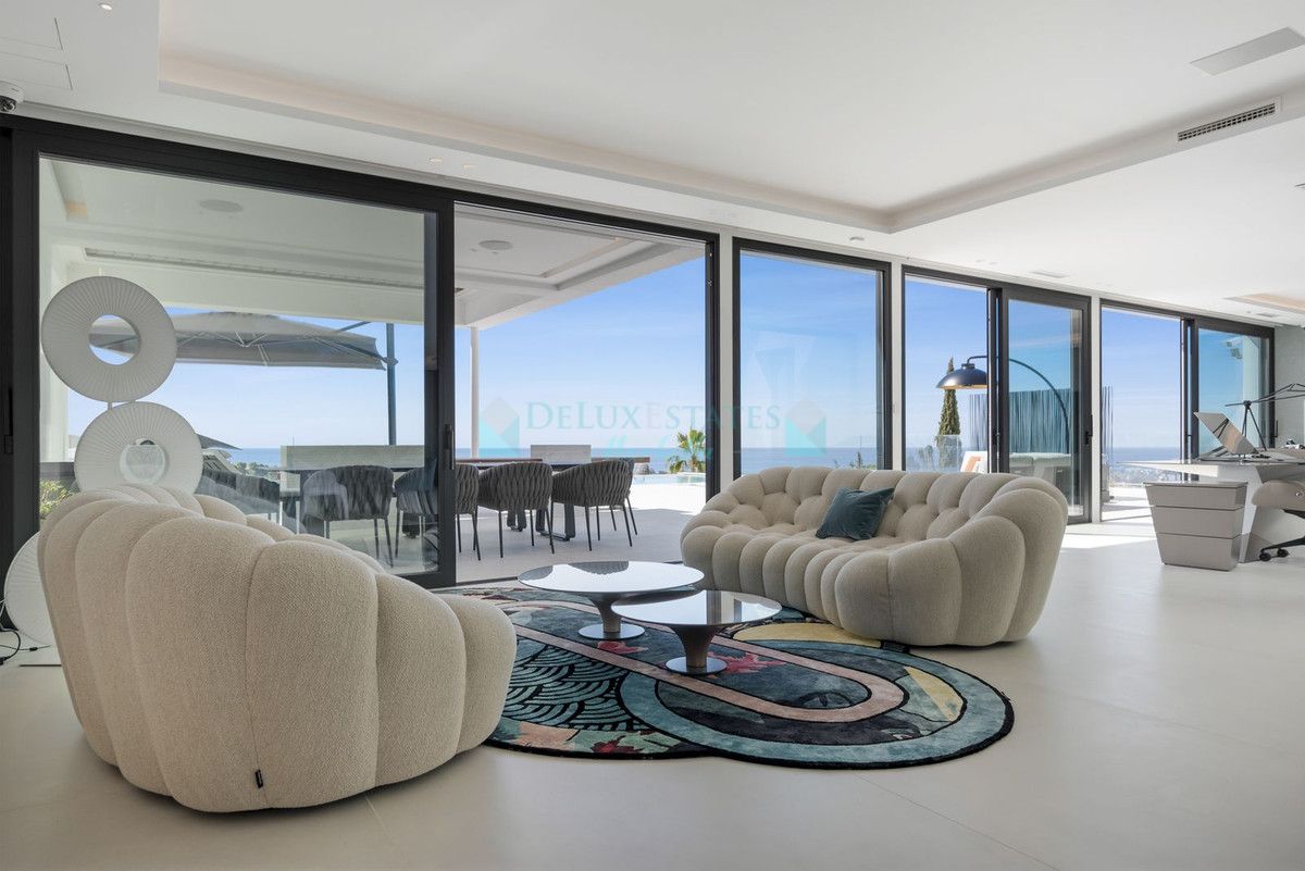 Villa for sale in El Paraiso, Estepona