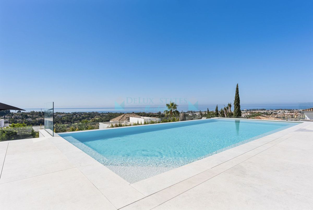 Villa for sale in El Paraiso, Estepona