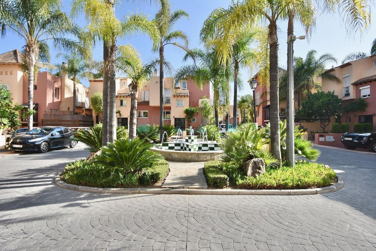 Semi Detached Villa for sale in Nueva Andalucia