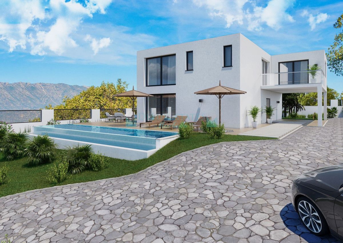 Villa for sale in La Mairena, Marbella East