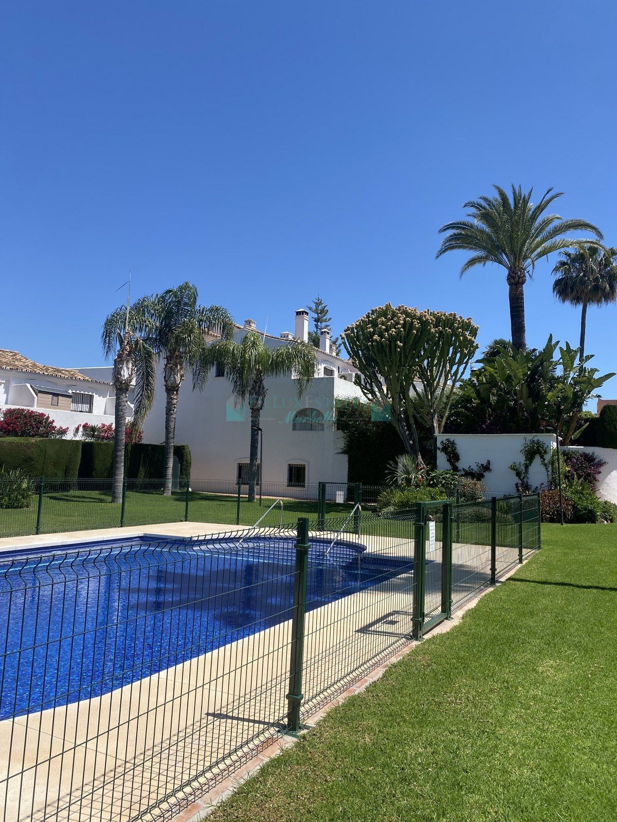 Villa Pareada en venta en Estepona