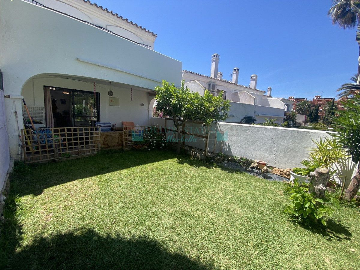 Villa Pareada en venta en Estepona